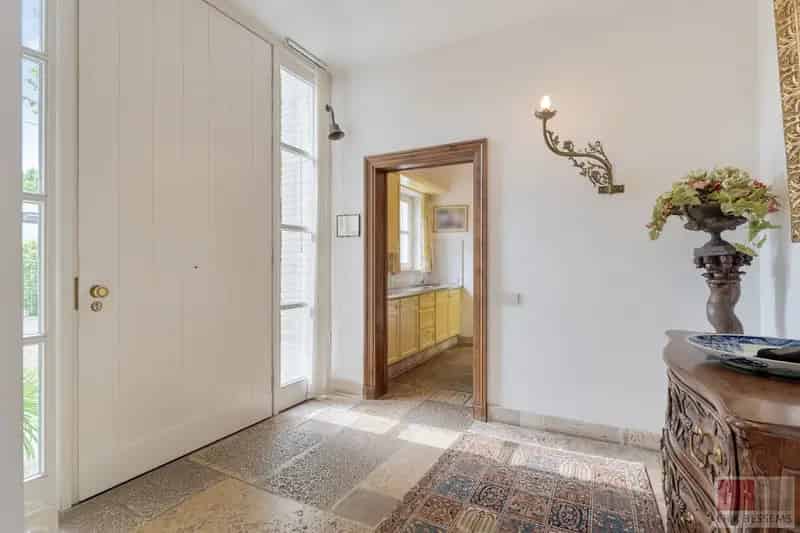 Prachtige vrijstaande villa met Franse allure, gelegen op een royaal perceel van 1.211 m², biedt een riante woonoppervlakte van 309 m²