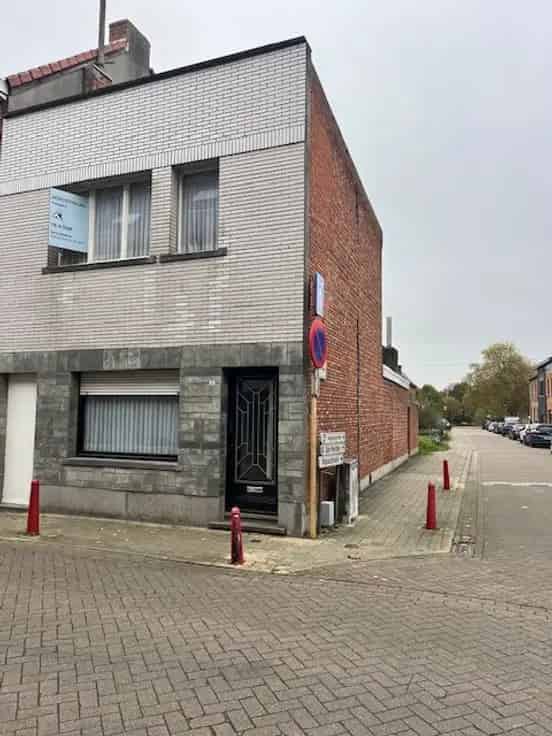 Op te frissen woning te Zwijndrecht - 3 slaapkamers