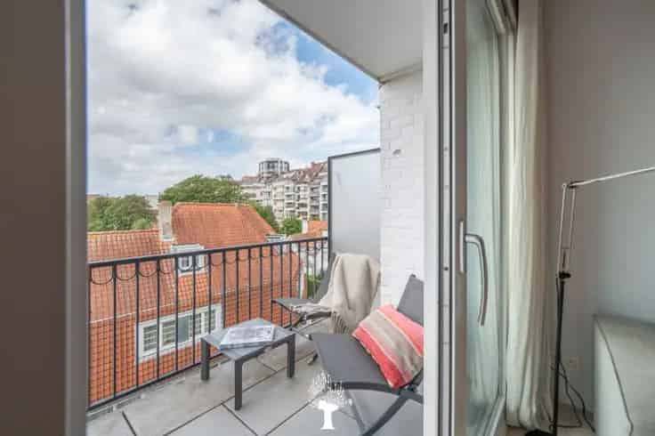 Appartement te koop Zoute: vernieuwd, nabij winkels en zee