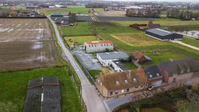 Grote woning met 2 bijgebouwen te Ingelmunster