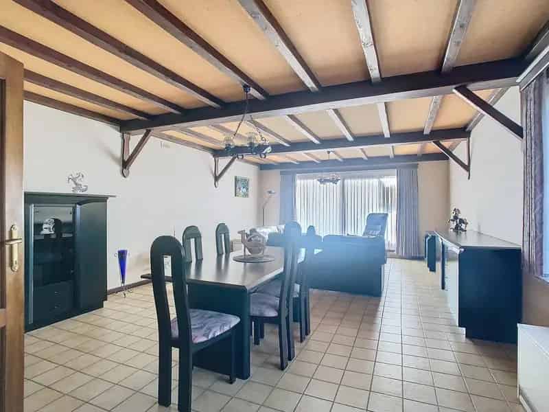 Huis te koop: 3 slaapkamers, magazijn, tankstation