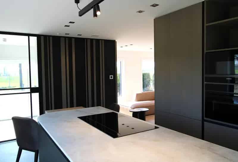 Huis te huur: Instapklare gerenoveerde woning met high-end afwerking
