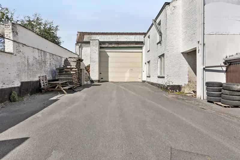 Groot Magazijn 400m2 met Parking Burelen en Tuin te Koop