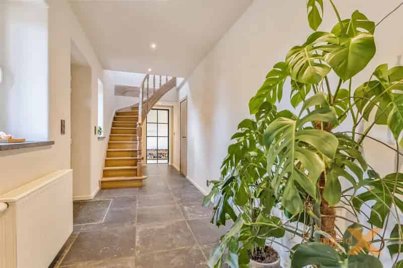 Landelijke Villa met Magazijn en Paardenstallen te Huur