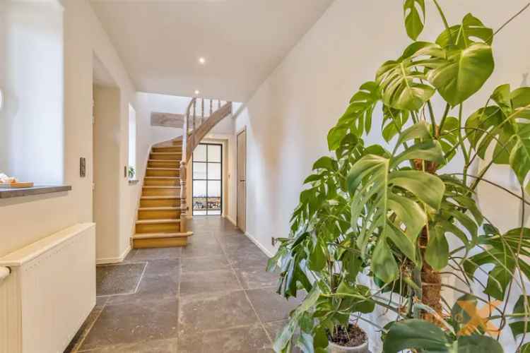 Landelijke Villa met Magazijn en Paardenstallen te Huur