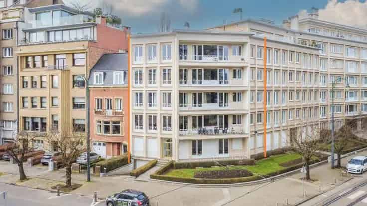 Gerenoveerd Opbrengstgebouw 6 Appartementen 5 Garages