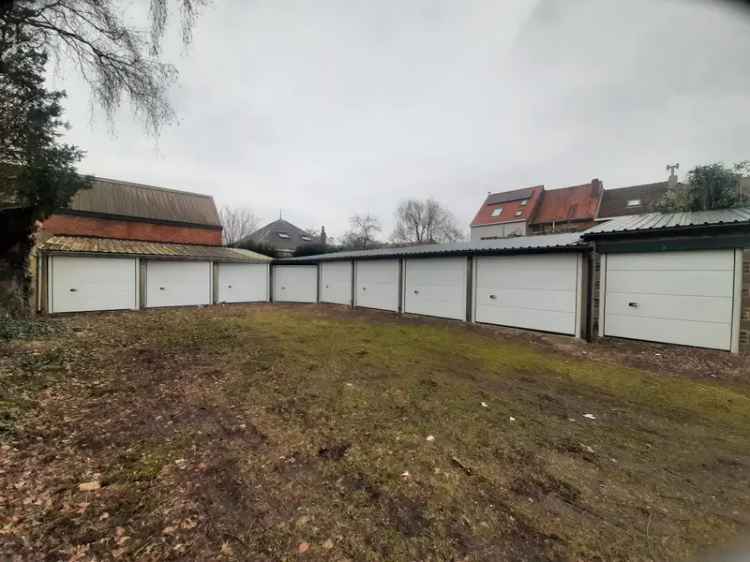 Garagebox te koop in Sint-Amandsberg met nieuwe voorzieningen