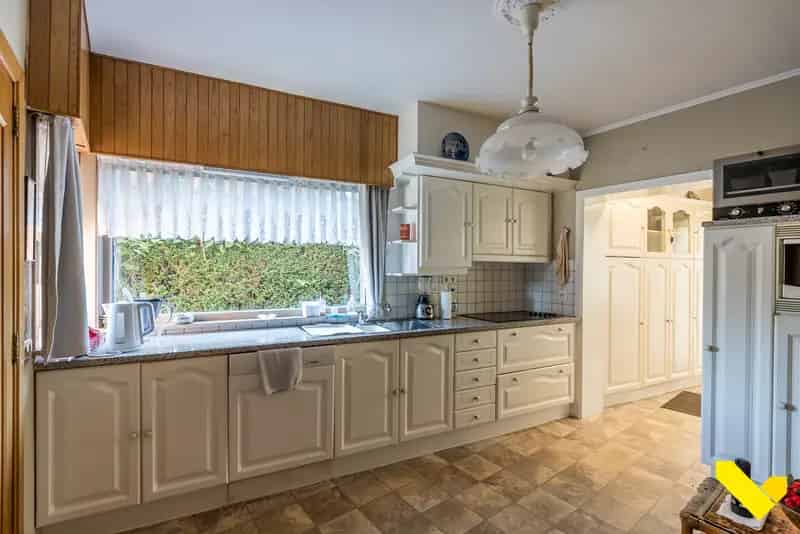 Huis te huur te renoveren 3 slaapkamers grote tuin