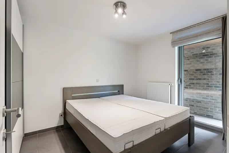 Appartement te huur Genk: modern gelijkvloers met terras en parking