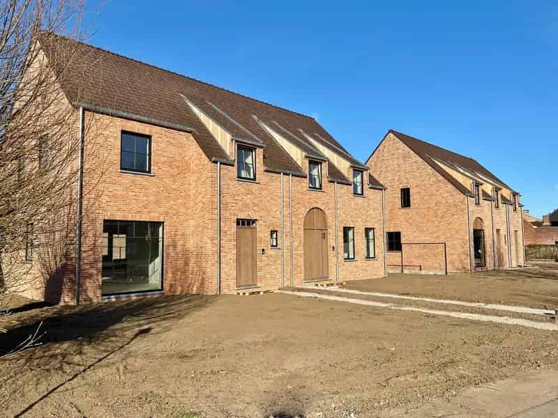 Halfopen Nieuwbouwwoningen met Dubbele Garage en Tuin