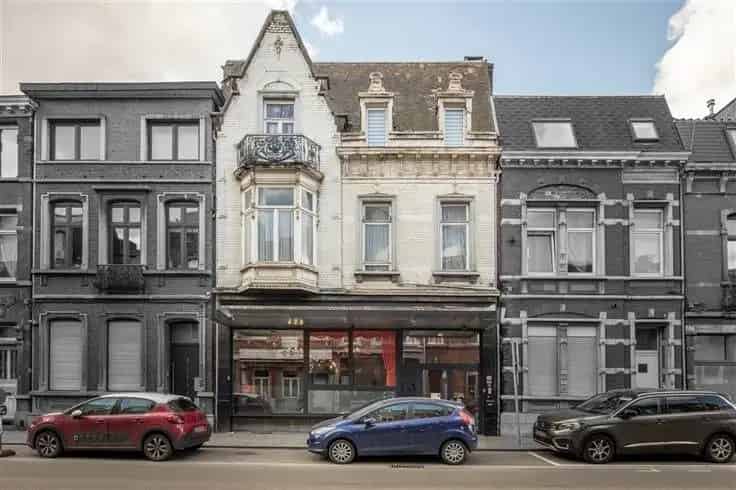 Appartementenblok Te Koop: Commercieel pand met restaurant en appartementen
