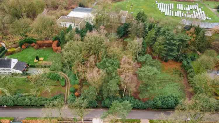 Mooi gelegen bouwgrond op 2.404 m² in een rustig gelegen gegeerde omgeving aan het einde van een doodlopende straat.