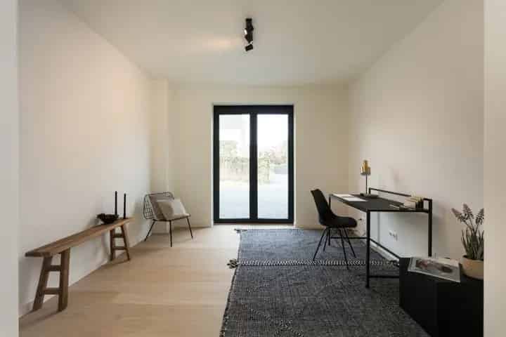 JBK 79A: 4 Slaapkamers 270m² Terras Zonnepanelen