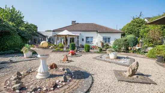 Ruime bungalow met tuin (bouwgrond) in een rustige buurt