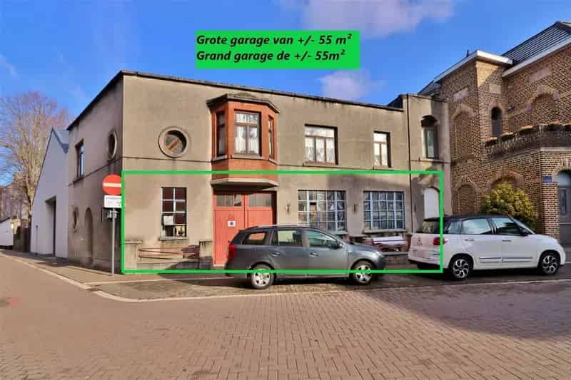 Te renoveren woning met grote garage
