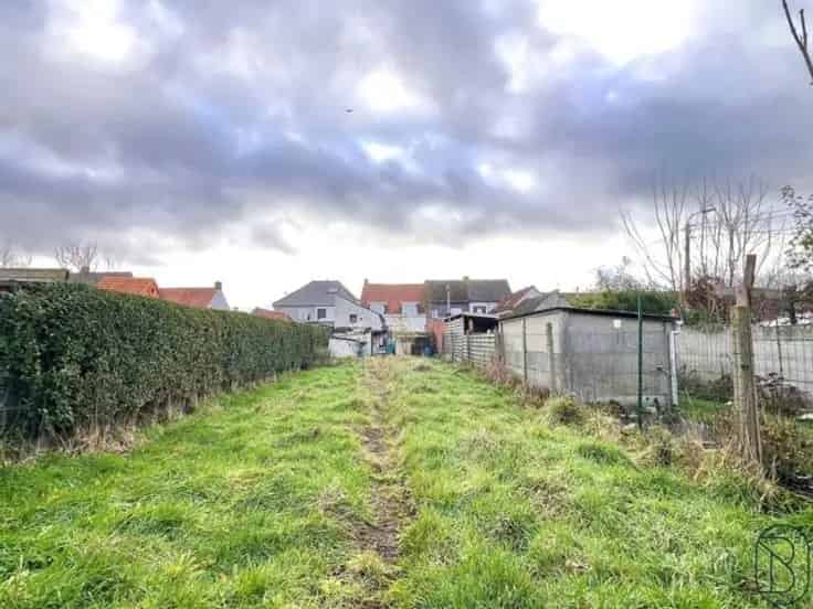 Te renoveren gezinswoning 3 slaapkamers grote tuin garage