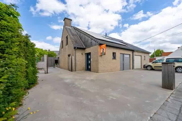 Ruime halfopen bebouwing te koop in Gullegem