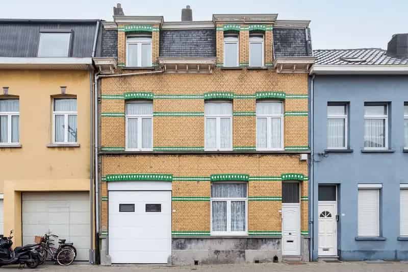 Op te frissen ruime woning met 7 slpk,3 badkamers,terras en garage
