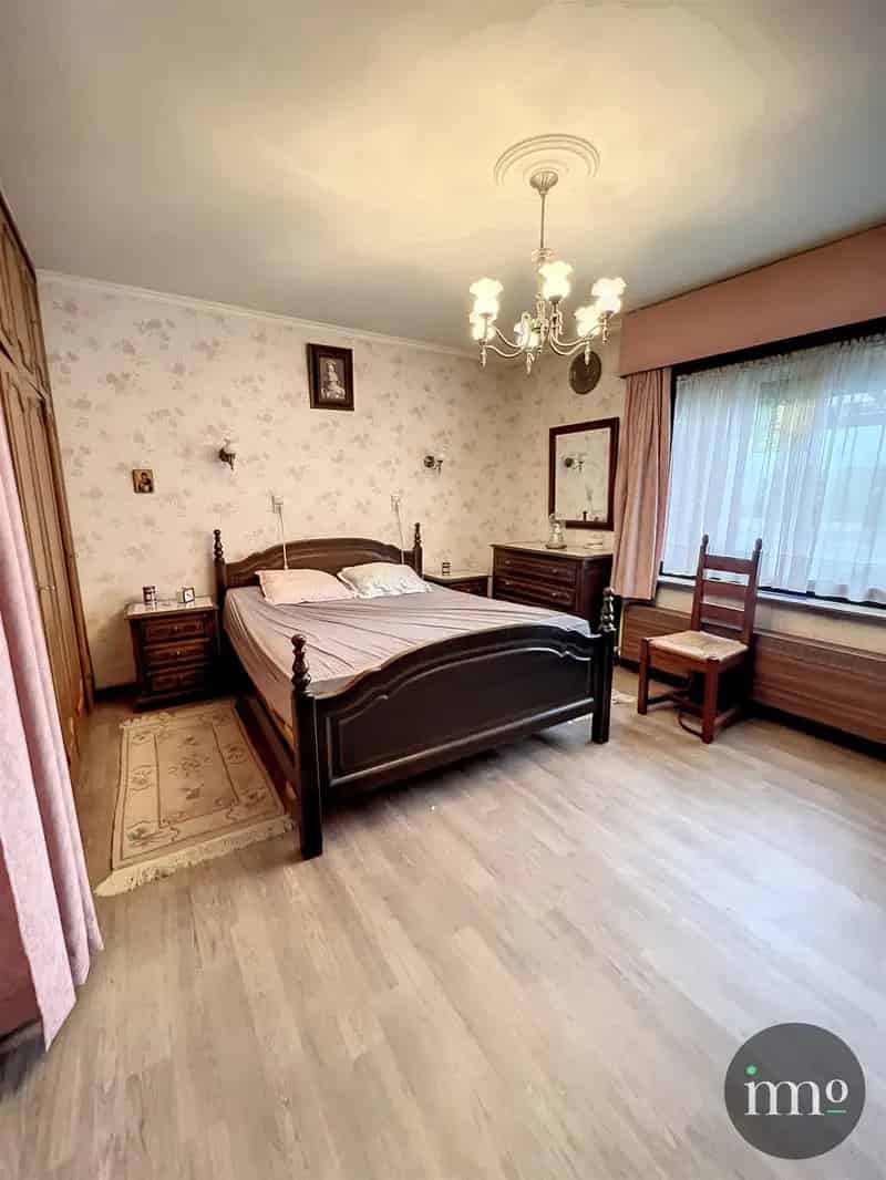 Landelijke woning te Dilbeek met depot