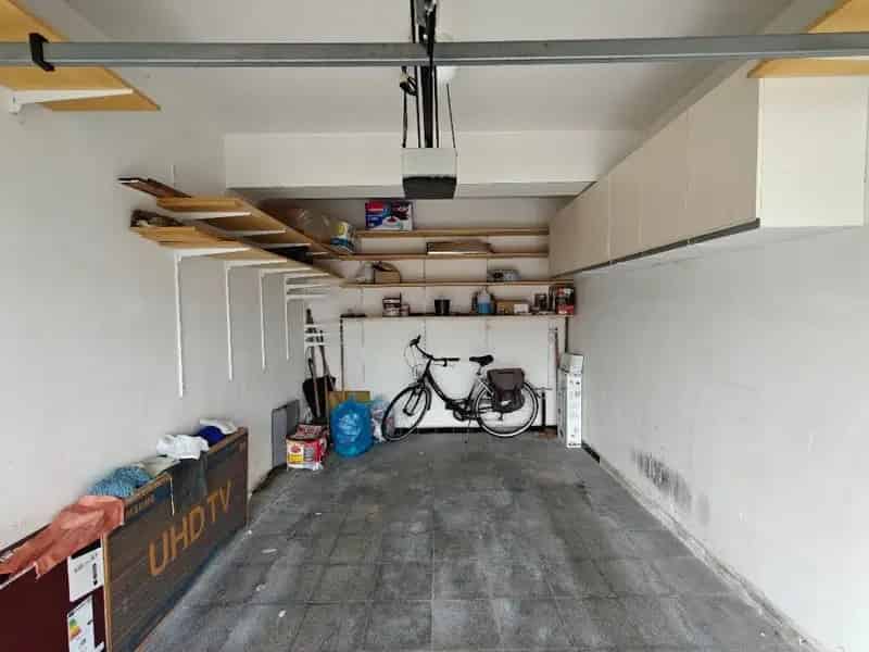 Ruime Garage met Extra Parkeerplek