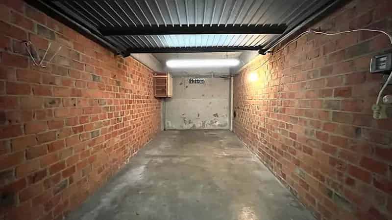 Garagebox te Ganshoren 16m2  -  Beveiligd - Nabij Winkels en Scholen