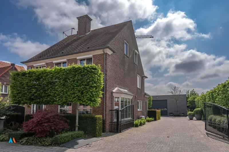 Huis te koop Loenhout: Instapklare gezinswoning met magazijn en kantoor
