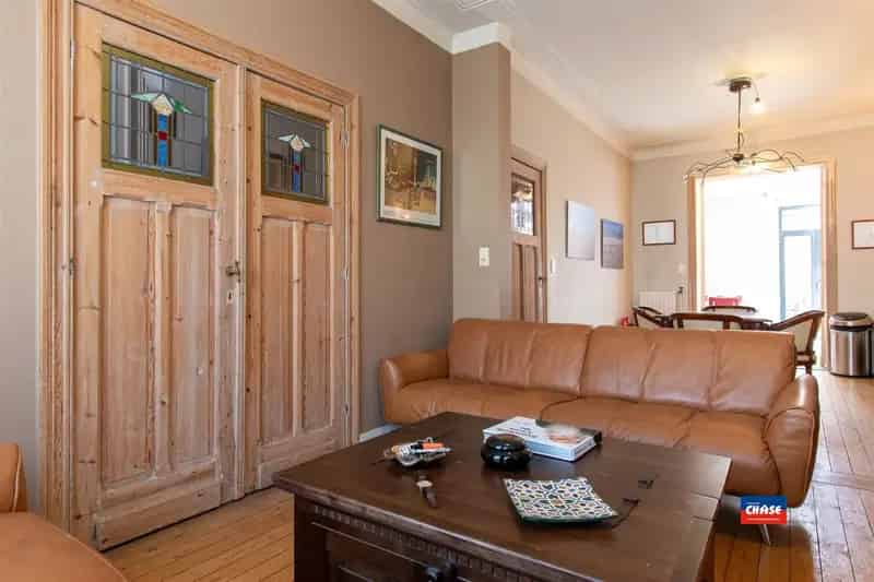 Karaktervolle burgerwoning met 4 ruime slaapkamers en stadstuin