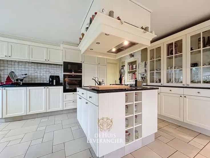 Gelijkvloerse Villa te Koop: Ruimte, Comfort en Familiale Woonplezier