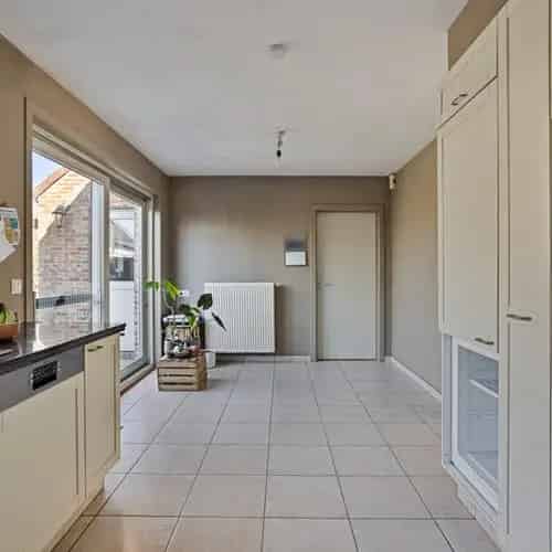 Instapklare woning 3 slaapkamers garage tuin 2004