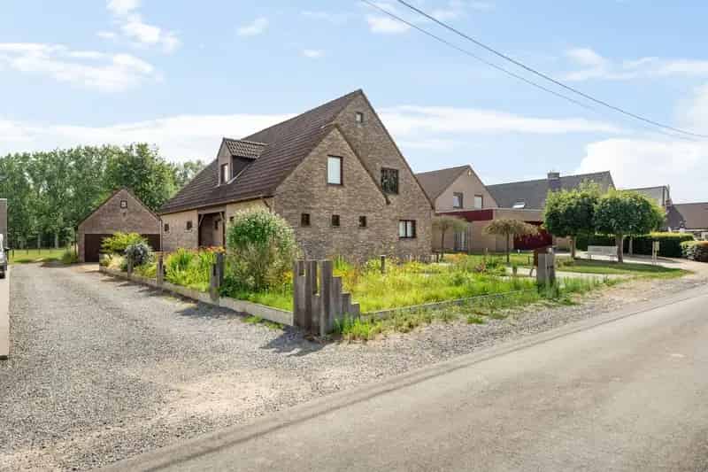 Ruime gezinswoning met 4 slaapkamers te renoveren in Buggenhout