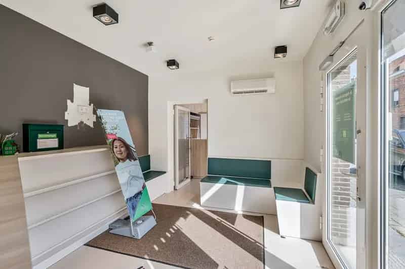 Handelsgelijkvloers met 2 Appartementen