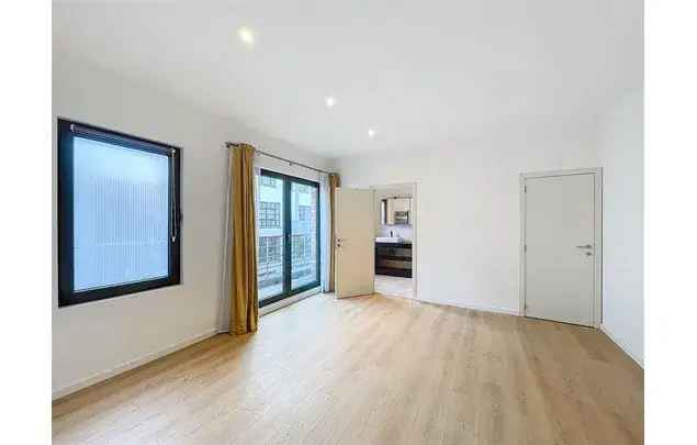 Huur 3 slaapkamer appartement van 250 m² in Brussels