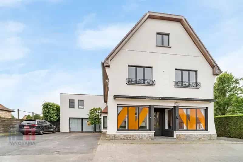 Kantoorruimte te koop Oostkamp met woning en zwembad