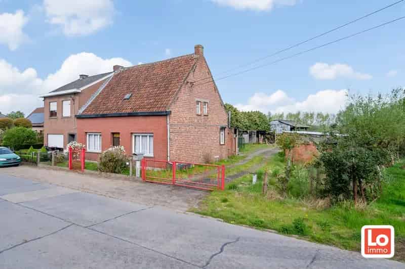 Huis te huur Zeveneken: Landelijke woning met stallingen te renoveren of af te breken