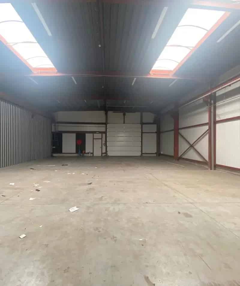330m² Magazijnruimte te Huur Verrebroek