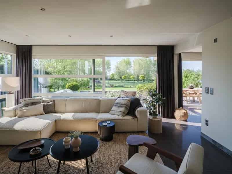 Villa met 4 slaapkamers, zonnige tuin met terras en dubbele inpandige garage in Kruisem.