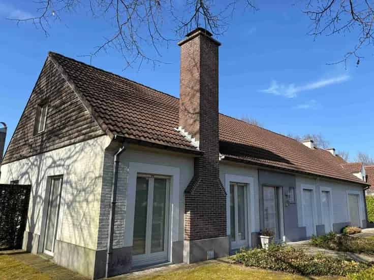 Villa Te Koop: Ruime Instapklare Villa in Residentiële Buurt