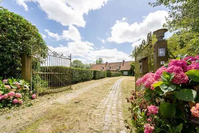 Landelijke hoeve met bijgebouwen