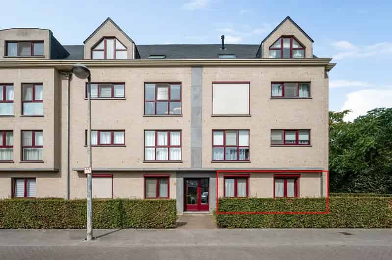 Gelijkvloers appartement met 2 slaapkamers en garage.
