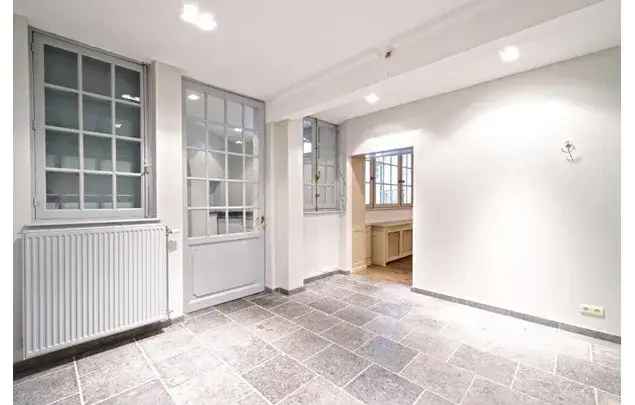 Huur 7 Slaapkamer Appartement 890m² Brussel