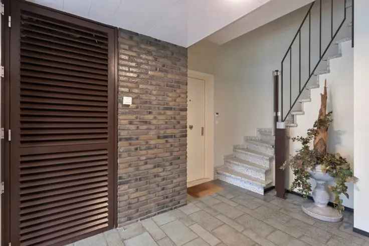 Ruim Appartement met Praktijkruimte Te Koop Ganshoren