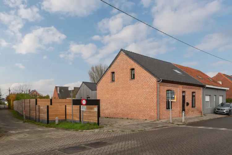 Te koop: een gezellige woning met vier slaapkamers en een badkamer, gelegen aan de Eikendreef 21 in Rijkevorsel. Deze eigendom biedt een perceeloppervlakte van 508 m² en een bewoonbare oppervlakte van 191 m², ideaal voor gezinnen die comfort zoeken.

Gele