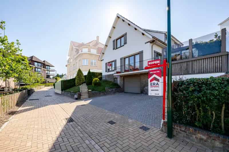 Ruime 5 Slaapkamer Villa te Koop De Panne Nabij Zee