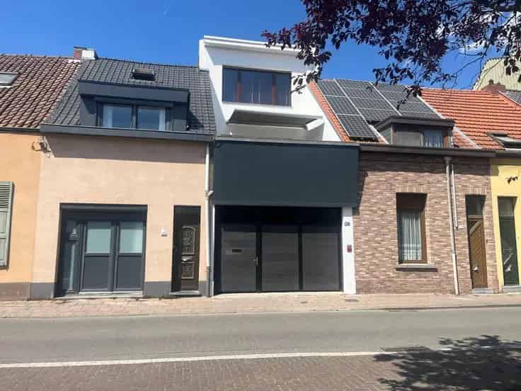 Huis te Koop: Ruime gezinswoning met magazijn en studio's