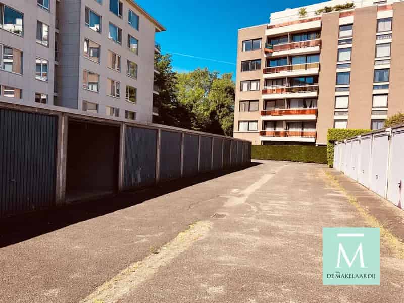 Garagebox en 2 Ondergrondse Parkeerplaatsen Te Koop