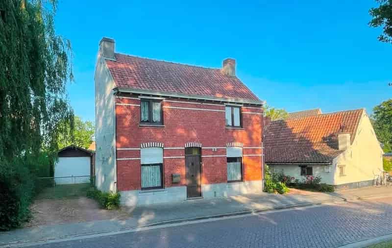 Te renoveren dorpshuis Afsnee nabij Leie