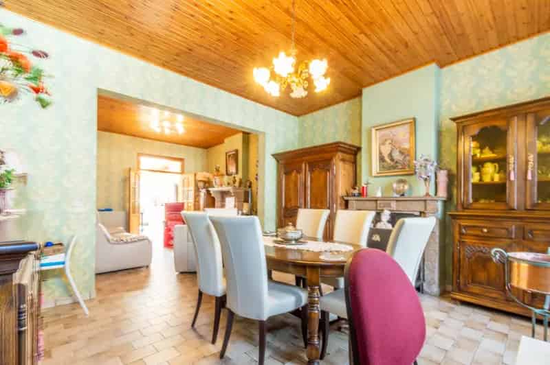 Huis te koop met grote garage en bouwgrond