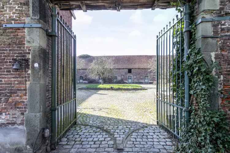 Hoeve met geplaveide binnenplaats in Sint-Katherina-Lombeek