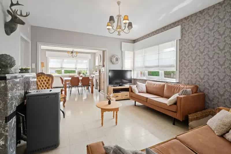 Welkom in Molenhoek 93, Smetlede – een gezellige gezinswoning met tuin en garage voor wie op zoek is naar comfort en een rustige ligging.
Met een bewoonbare oppervlakte van 173 m² biedt deze woning voldoende ruimte om meteen in te trekken en verder naar e