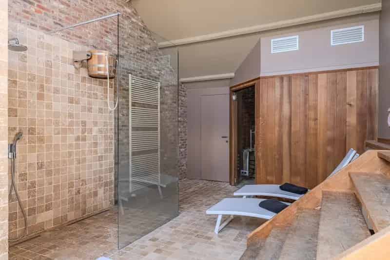 Instapklare Woning met Loods en Vakantie Appartement